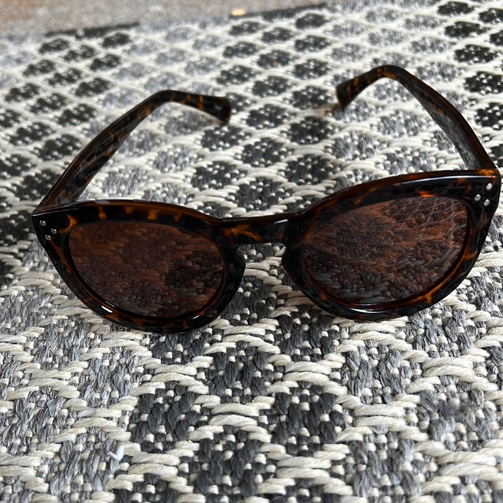 Plastic tortoise shell sunglasses - Picture 2 of 4